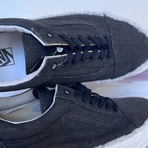 Vans Men’s 0g Old Skool Low
Raw Edge Black
VN0A5FBEBLK
Sneakers - Picture 14 of 16